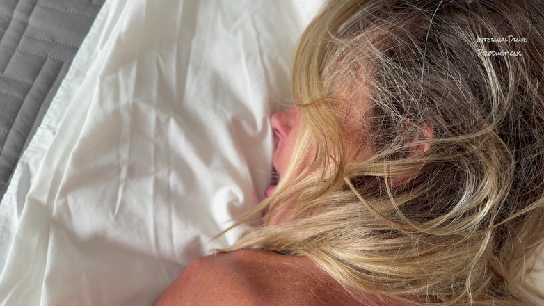 InternalDrive: 热辣的老熟女一次又一次地射在她的壮男身上