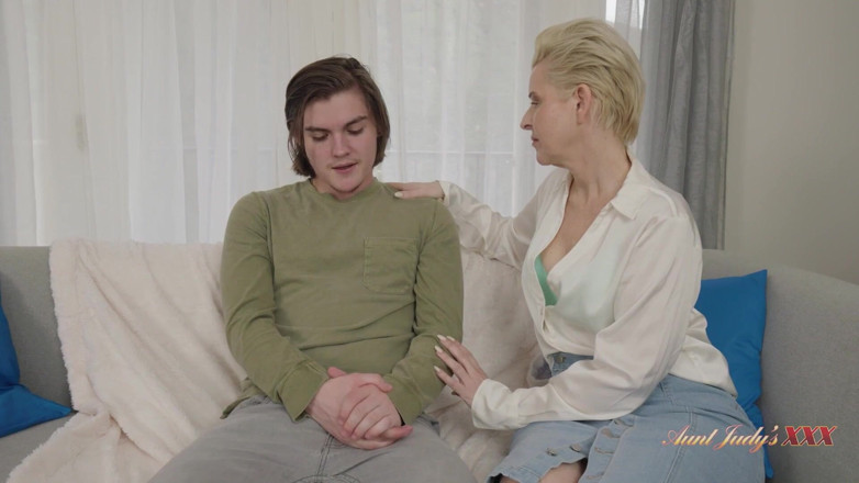 Aunt Judy's XXX: Ajudysxx - зрелая милфа-терапевт Bobbi Shay помогает ее одинокой пациентке