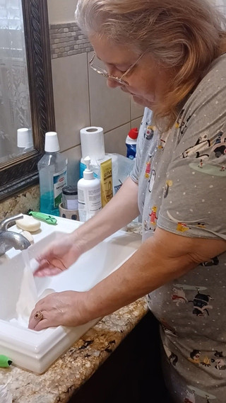 BBW nurse Vicki adventures with friends: Lava le mie mutandine bianche della nonna per il cliente!