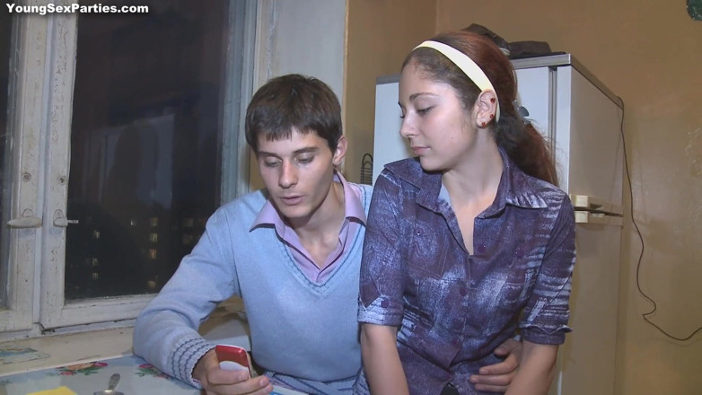 18 Videoz: Ruské teenagerky dostávají udeřit kundičky ve čtveřici