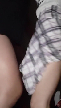 Tvrdě si třeme své kundičky na polštář a sperma najednou