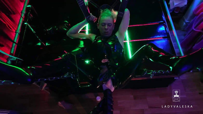 Lady Valeska: Stăpânul de cauciuc, vibratorul uriaș și gimp