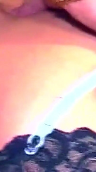 Reife schlampe doppelt mit pulsierendem schwanz und dildo gestopft