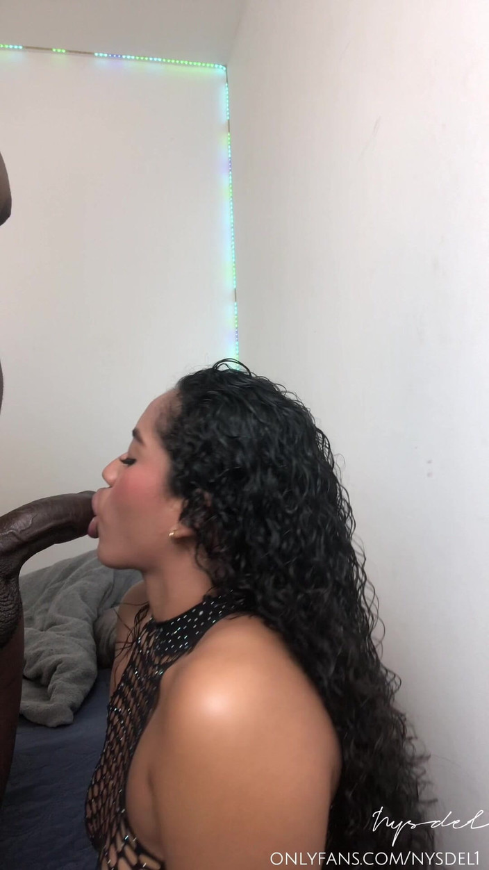 Nysdel: Nejprve ho nechá vystříkat na její obličej a pak na...