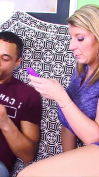 Sex în trei minunat cu Lya Pink și Sarah Jay se fut cu un tip tânăr cu care au vorbit pe stradă