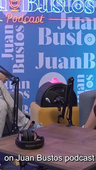 比她的玩具更好！Mollysmith在Juan bustos播客上喷遍了Sybian机器