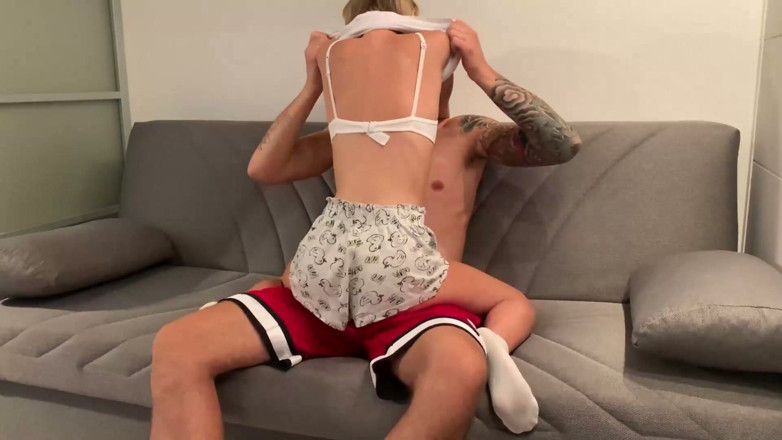 Tommy e Annika: Šukám svého spolubydlení, sousedé slyší a klepají na nás.