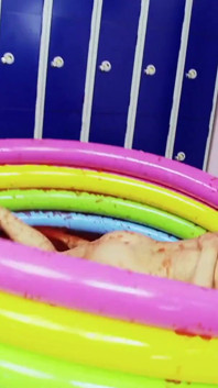 Nella vasca da bagno con la sua amica per giocare con il fango
