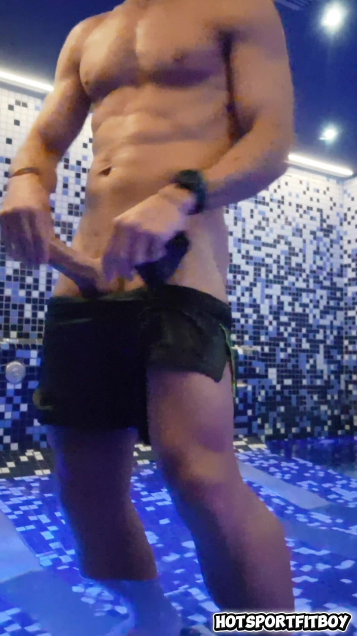 Hotsportfitboy: Melancap berisiko di sauna spa mewah - zakar keras besar melancap...