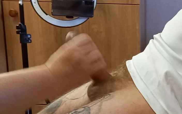 Zona901: close-up cumshot from manual penis stimulation by a fat woman