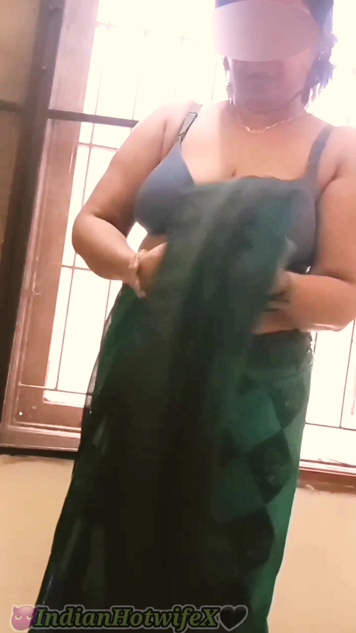RenuRaj: Desi Tamil knubbig fru Lux Saree bär retas visar bröst...