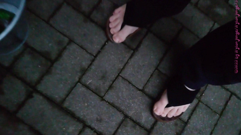 Carmen_Nylonjunge: A piedi nudi fino alla discarica della spazzatura