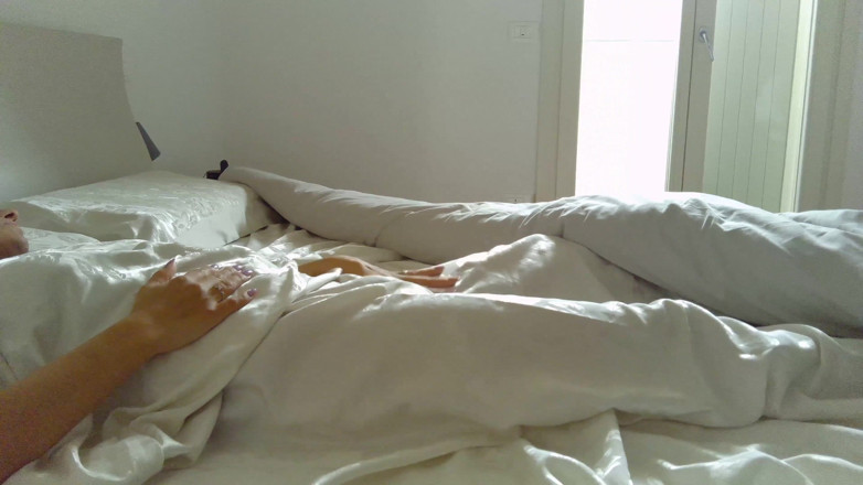 Crystal Sensual: Ik masturbeer niet wetend dat ik betrapt word