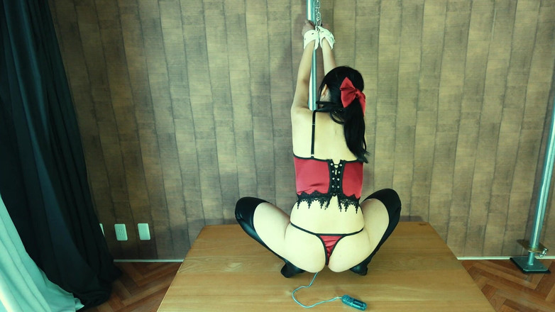 ushirosugatanomiki: Gadis pub pertunjukan pemula yang terdidik