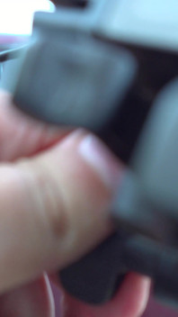 Heiße sexy Brünette mit großen Brüsten masturbiert im Auto mit einem Vibrator