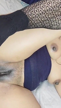 Desi styvsyster anal dildo bär sexiga strumpor