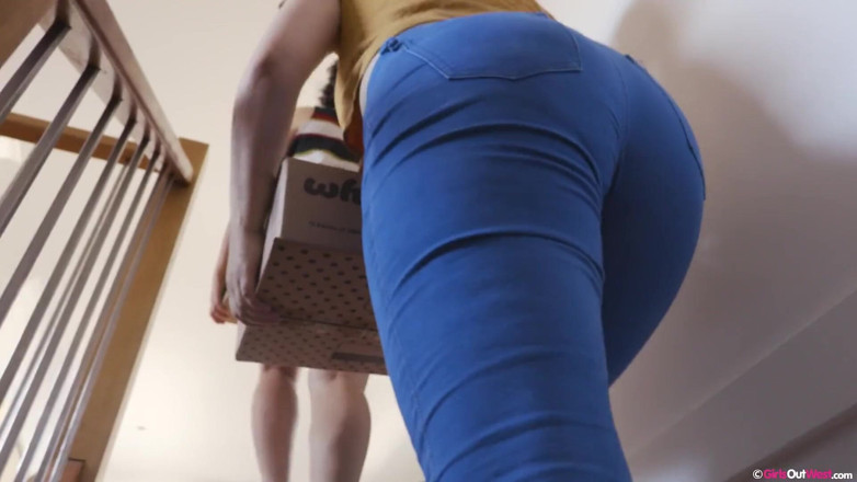 Girls Out West: Lesbianas peludas con curvas con grandes tetas se lamen y...