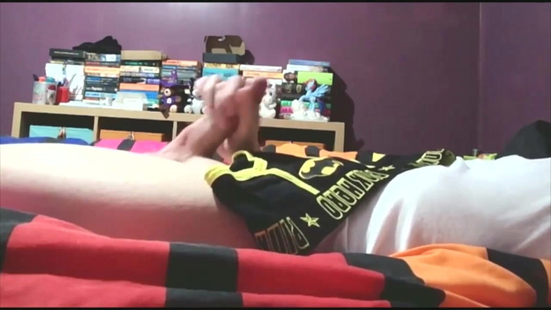 Gay Scottish twink Sammy Andrews: Sammy Andrews gozando em calcinha de super-herói preto