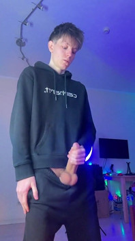 Magere jongen die een enorme cumshot vasthoudt totdat het pijn doet