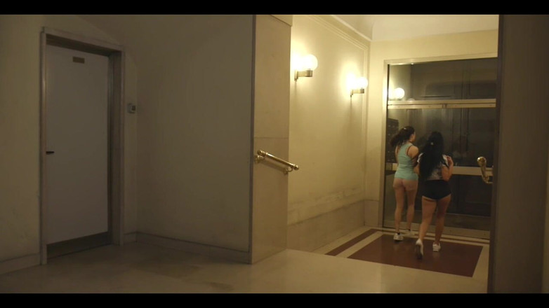 Fuck cumshot party: Une jeune femme est inséminée par une horde d’hommes - extrêmement !