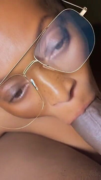 La seducente fatuma fa un al fratellastro