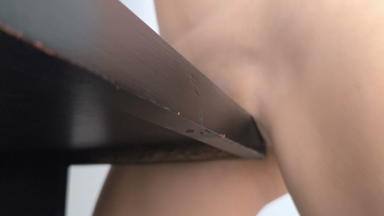 AbbyandSamanta: Harde clitoris wrijving op de tafelrand