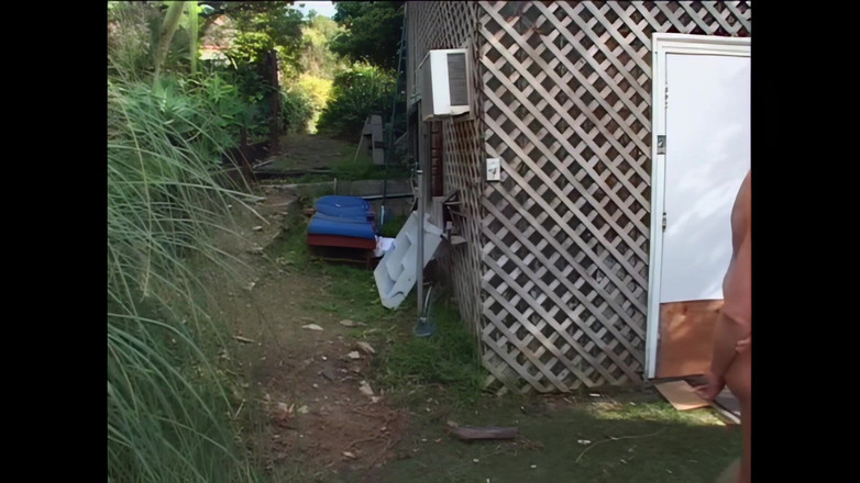 Bewitched!: एक राजसी गोरा एक बड़े मुर्गा के पीछे से हावी है