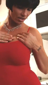 Gespierde milf panty plaagt vóór haar lul-aftrekscène