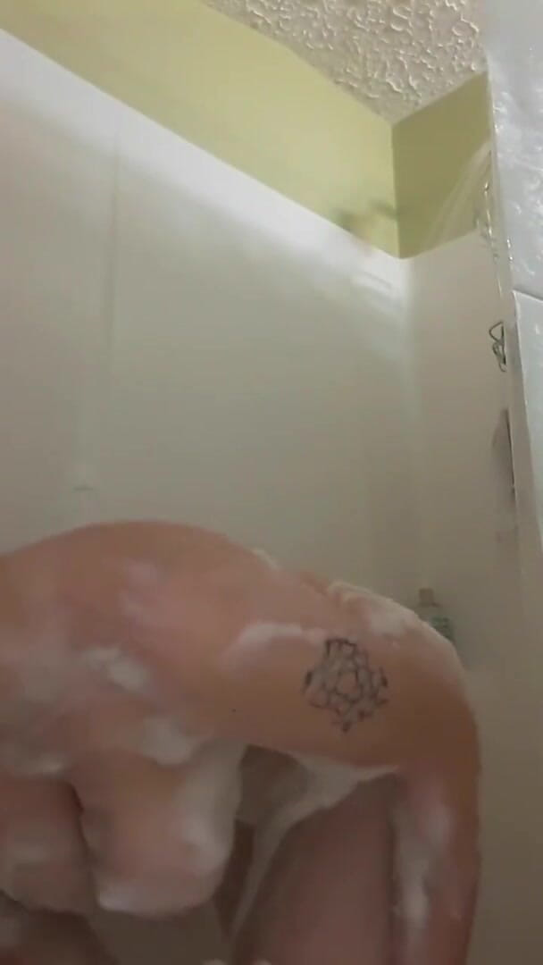 Jojohotfire: Sexy náctiletá nevlastní dcera si mydlí prsa, zadek a kundičku