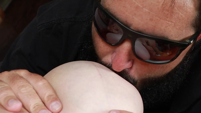 Vibra King Video: Chupando o leite dos meus peitos enormes