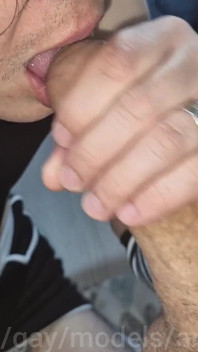 Il effeminato è coperto nello sperma di papà, fontane di sperma coprono l'intero corpo dello studente sissy Femboy!