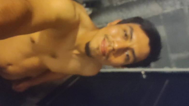 AlexAlejandro13: Bombeando mi leche en el baño