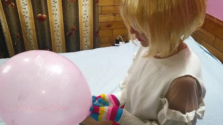 Abella Love: Freakiges mädchen knallt den ballon mit arsch