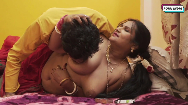 Porn India Studio: Une tatie desi excitée veut baiser