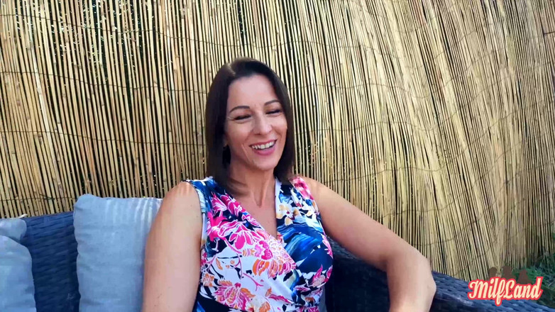 Milf land: Kyara，一个非常淫荡的熟女，喜欢干新男人 第1部分