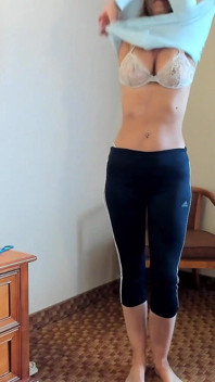 สาวMILFเซ็กซี่โชว์เท้าน่ารัก