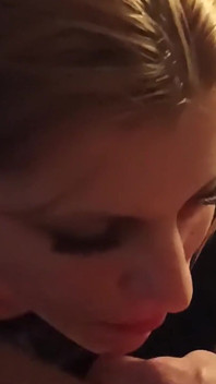 Selbstgedrehte amateur-MILF-blowjob und kehlenfick-zusammenstellung mit abspritzen
