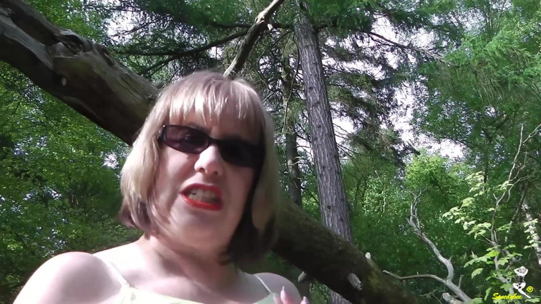 Dirty Doctors Clips: Trisha berjalan-jalan di dalam hutan