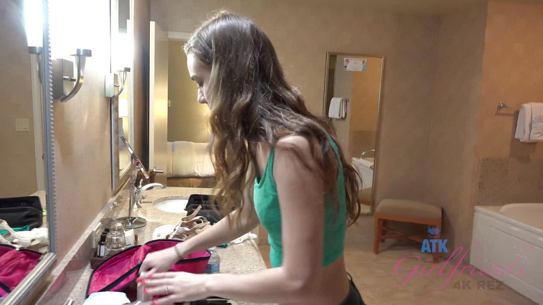 ATK Girlfriends: Vacanze virtuali a Las Vegas con la carina Tali Dova 1/3