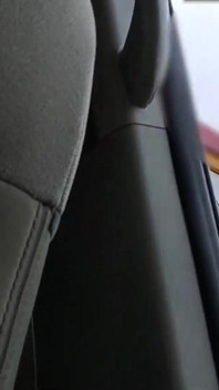Frustrovaná vdaná žena masturbuje v autě