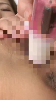 Stoute masturbatie op handen en voeten en in een schuddende pose om perfect met haar anus te pronken