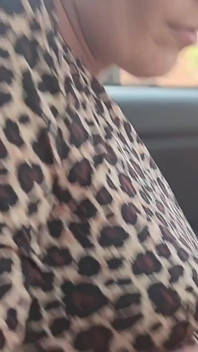 J’ai ramassé une auto-stoppeuse qui m’a sucé la bite si fort en conduisant