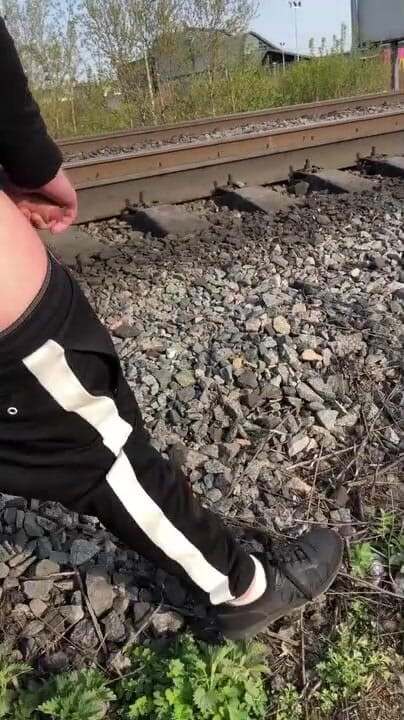 Dick Boys Studio: Extremo. Masturbándose su gran polla en la estación de tren