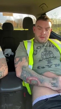 Byggare har ett ryck i bilen på jobbet