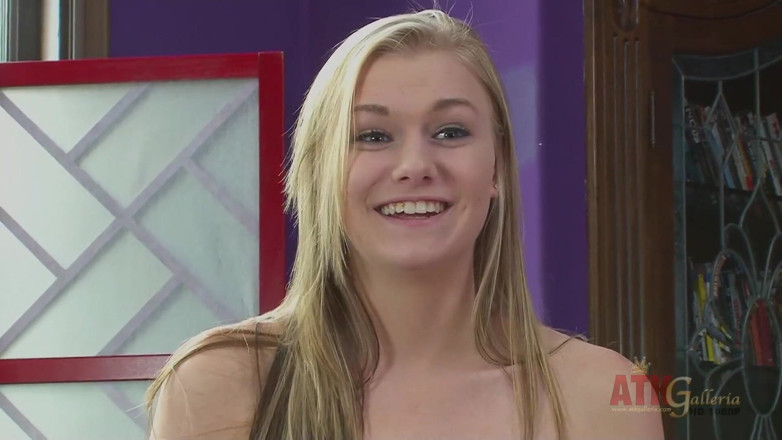 ATKIngdom Fans: Blond brud strippar av och visar sin sexiga kropp