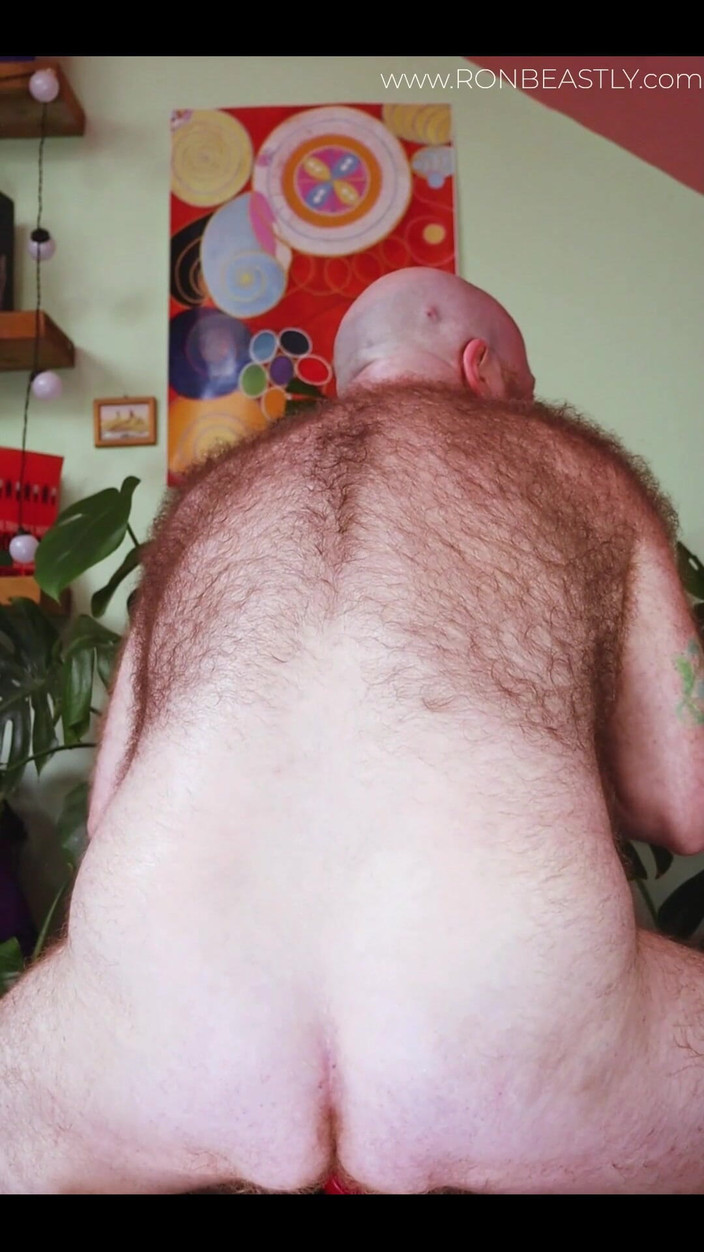 RonBeastlyFTM: Волосатая FTM скачет на дилдо на стуле