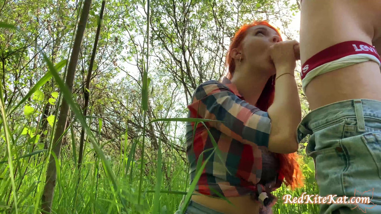 Red KiteKat: Teenka kouří velký penis a orální creampie venku v parku