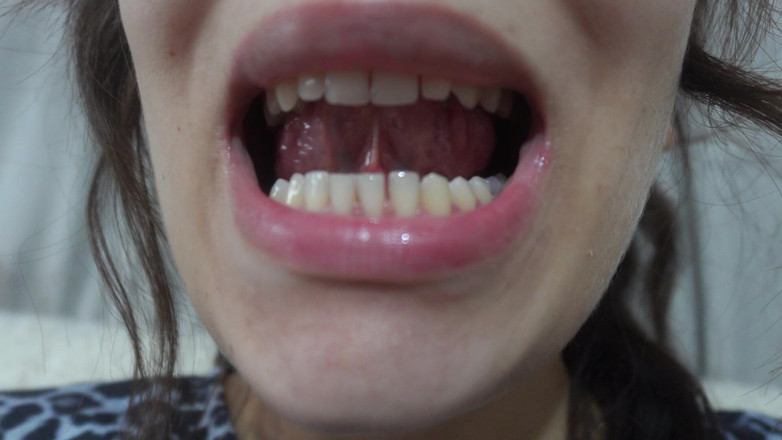 AmayaMori: La mia sorellastra indiana mi mostra nella sua bocca la...