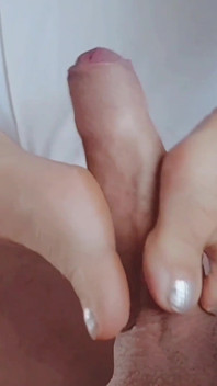 Selena的裸体特写姿势和足交