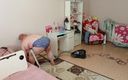 Sweet July: Tchýně vysává místnost nahá